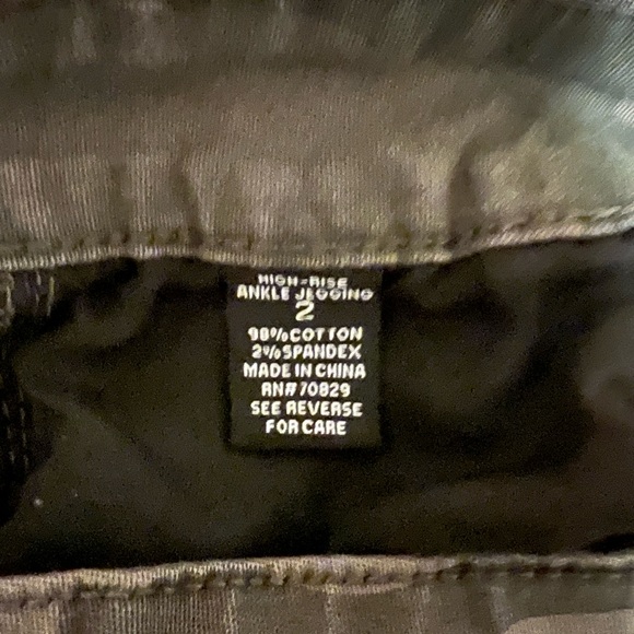 🌸A bundle of ladies jeans 👖 clothes are name brand 😊 - Picture 12 of 16